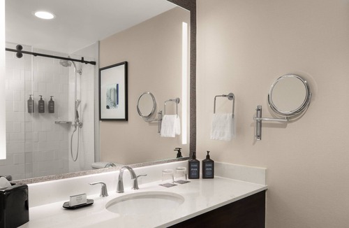 Brookfield Hotel | Sheraton Milwaukee Brookfield Hotel
