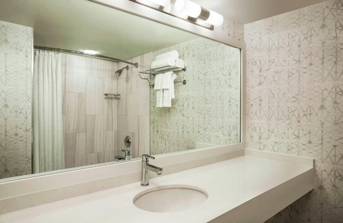 Primos Secane Hotel | Sheraton Suites Philadelphia Airport
