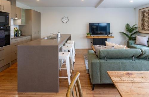 Edgeware Apartment | Sherborne Secure Townhouse with Double Garage