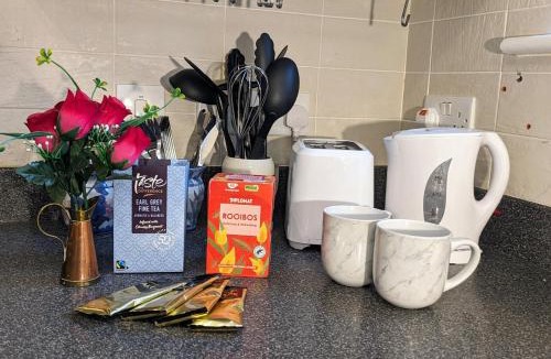 Church Gresley House | Sherlock's Moray House -Idea long stay for contractors & family Two bedroom mid terrace 3 beds 2 sofa beds Sleep 5 Working facility Free WiFi TV & private parking Enclose rear garden dog friendly Sainsbury's & takeaway pubs in walking distance