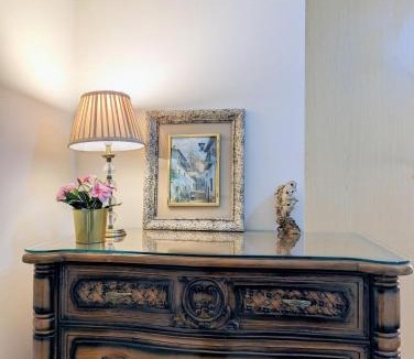 Church Gresley House | Sherlock's Moray House -Idea long stay for contractors & family Two bedroom mid terrace 3 beds 2 sofa beds Sleep 5 Working facility Free WiFi TV & private parking Enclose rear garden dog friendly Sainsbury's & takeaway pubs in walking distance