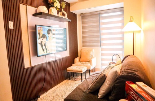 Barangay 76 Condo | Shore 3 Residences Tower 2, Luxury Stay w/Lap Pool 1 Double Bed, 1 Sofa Bed