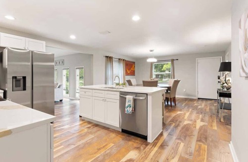 Brunswick House | Shore Thing - Central Location Near Beaches