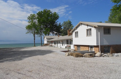 Geneva-on-the-Lake Apartment | "Shore to Please" unit 2; Apartment on the Lake