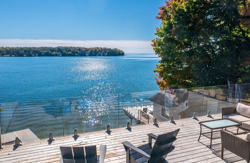 Oro-Medonte House | Shoreline city escape property steps from Lake Simcoe- w. boathouse and hot tub!