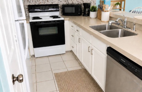 North Carolina Coast Condo | 🏖️ Shoreline Hideaway . Pool . Steps to Beach . Sleeps 4