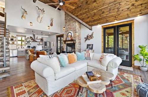 Rogers House | Shoreline Splash-Easy Access to Beaver Lake-Kayaks