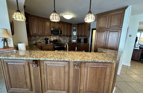 Holiday Isle Condo | Shoreline Towers 2076 (sleeps 7) Beach Setup Included (March 1-October 31)