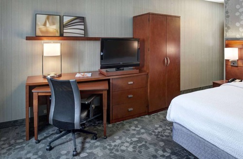 Brookfield Hotel | Short Distance From The Well Known Sites! 3 Relaxing Units, Pool, Pet-friendly!