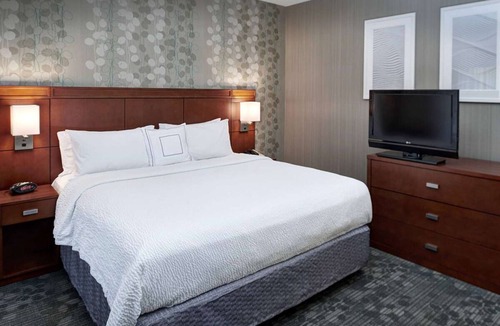 Brookfield Hotel | Short Distance From The Well Known Sites! 3 Relaxing Units, Pool, Pet-friendly!