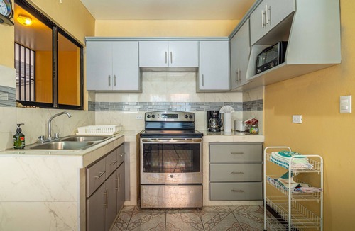 Parrita House | Short drives to two amazing beaches-Palo Seco+Playa Bandera, walk to shopping