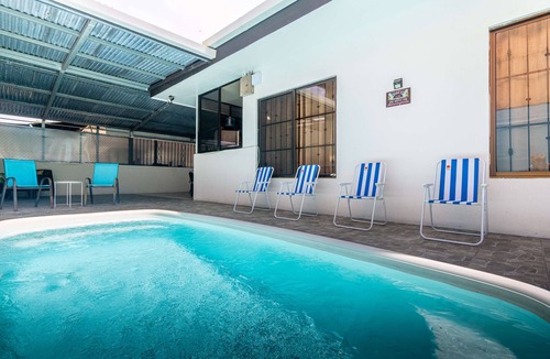 Parrita House | Short drives to two amazing beaches-Palo Seco+Playa Bandera, walk to shopping