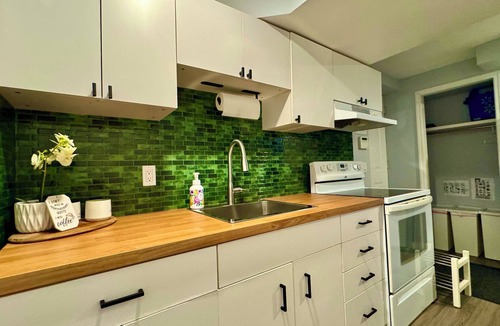 Calgary Apartment | Short or Long Term | Pet Friendly | Dog Park | King Bed | Newly Updated