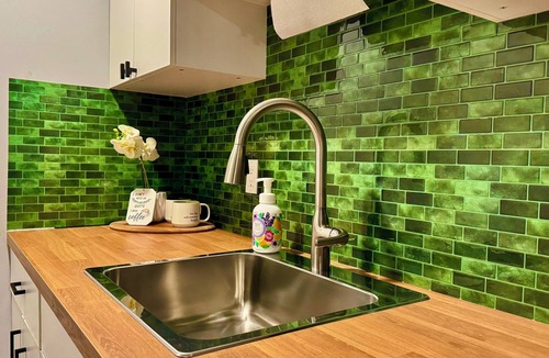 Calgary Apartment | Short or Long Term | Pet Friendly | Dog Park | King Bed | Newly Updated