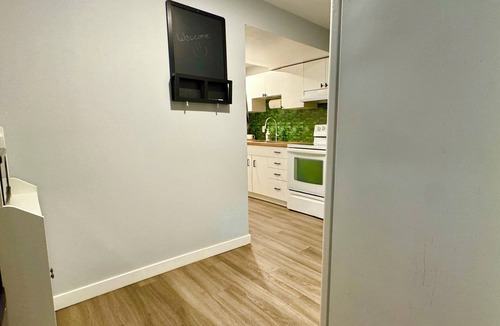 Calgary Apartment | Short or Long Term | Pet Friendly | Dog Park | King Bed | Newly Updated