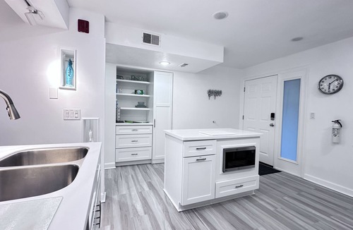 Cocoa Beach Condo | Short-Term Stay Nurses Welcome Architect Des. Luxury Master Suite with 2BR Guest