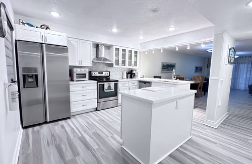 Cocoa Beach Condo | Short-Term Stay Nurses Welcome Architect Des. Luxury Master Suite with 2BR Guest