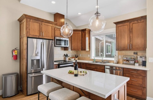 Long Beach Condo | Short walk to BEACH ● 3 bedrooms w/TVs ● 2 KING beds ● Dogs OK ● Fireplace