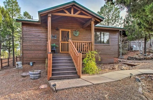 Show Low Cabin | Show Low Cottage Hideaway-Cozy Cabin w/Fireplace