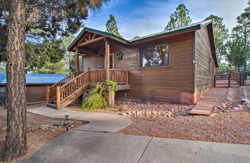 Show Low Cabin | Show Low Cottage Hideaway-Cozy Cabin w/Fireplace