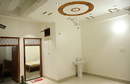 Haraiya Hotel | Shree Harshan Kutir