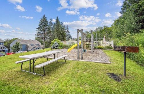 Killington House | Shuttle to Slopes and ski home to this cozy three bedroom condo Whiffletree G8