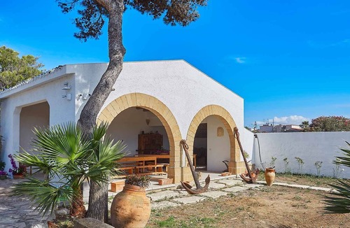 Lido Marausa Villa | Sicily villa in front of the sea/ Jacuzzi pool with view/ Stylish furniture and bright rooms/10+4 Sl