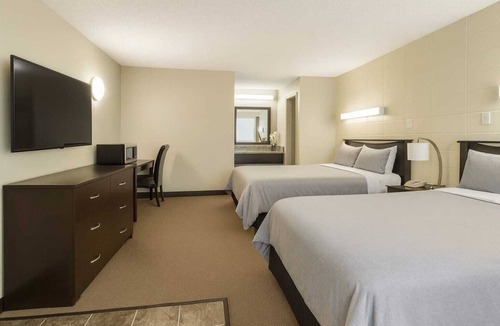 Beaverlodge Hotel | Side Trax Inn