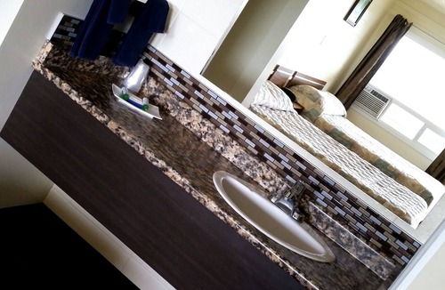 Beaverlodge Hotel | Side Trax Inn