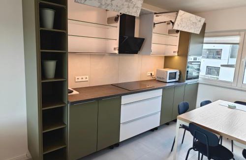 Geisweid Apartment | Siegen 2 - Geisweid Work and stay Neu Modernisiert 3 Schlafzimmer Badezimmer Wohnzimmer Balkon
