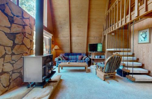 Blairsden-Graeagle House | Sierra Nevada Hideaway: Cabin w/Deck, Mtn Views