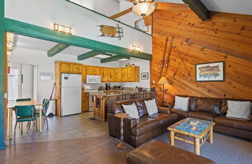 June Lake House | Sierra Suns 9, a townhome steps from the marina