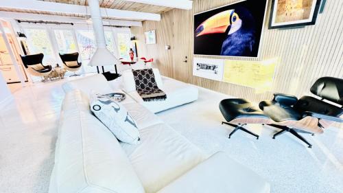 Siesta Key House | Siesta Key Beach - Sauna - Heated Saltwater Pool - Family & Pet Friendly - Fenced in Back Yard - Beach Gear & Beach Bikes Included -Zachs Private Beach House