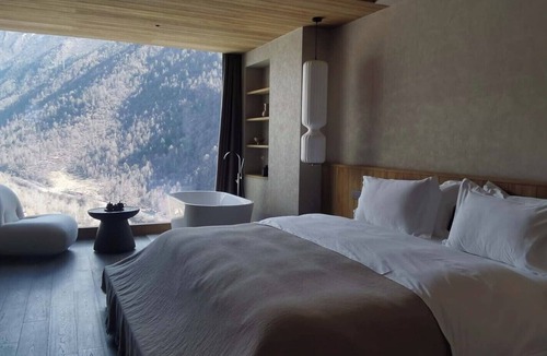 Wenchuan Hotel | Siguniang Mountain Star Moon Cliff Hotel
