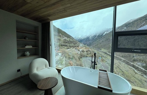 Wenchuan Hotel | Siguniang Mountain Star Moon Cliff Hotel