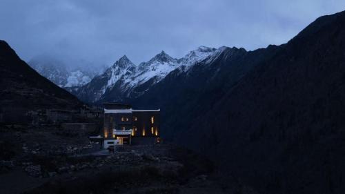 Wenchuan Bed & Breakfast | Siguniang Mountain Snow Inn