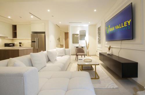 Dubai Villa | Silk Valley - Luxury Villa Steps to Park and Pool Town Square
