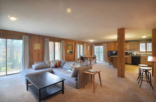 Londonderry Ski Chalet | Silver Birch Chalet: Mountain Apartment w/Hot Tub