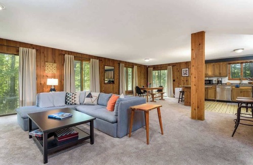 Londonderry Ski Chalet | Silver Birch Chalet: Mountain Apt w/Hot Tub