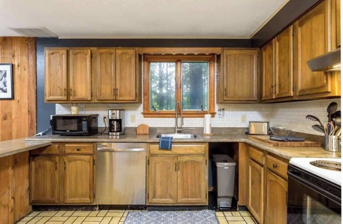 Londonderry Ski Chalet | Silver Birch Chalet: Mountain Apt w/Hot Tub