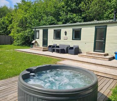 Denstone Apartment | Silver Birch Nabb Lane Woods Hot tub near Alton Towers