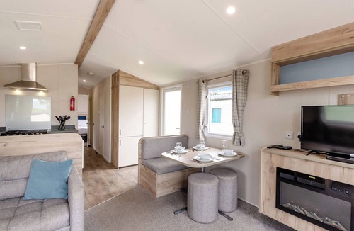 Ryde House | Silver Caravan with decking