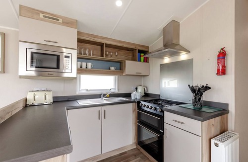 Ryde House | Silver Caravan with decking