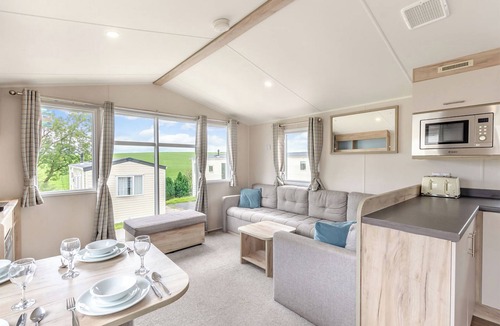 Ryde House | Silver Caravan with decking P