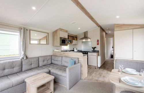 Ryde House | Silver Caravan with decking P