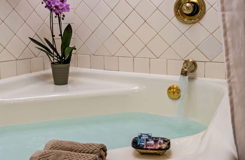 Independence Bed & Breakfast | Silver Heart Inn and Cottages