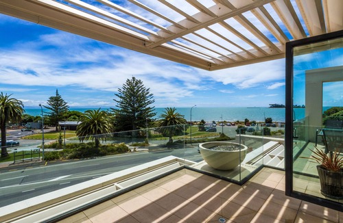 Tahunanui Apartment | Silver Sands - Beautiful Penthouse-level Beachside Apartment