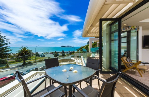 Tahunanui Apartment | Silver Sands - Beautiful Penthouse-level Beachside Apartment