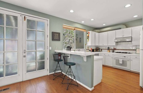 Little Hollywood House | Silver Terrace Gem Stunning Spacious 2BR Residence w/ Secured Parking Near SFO & Downtown San Francisco