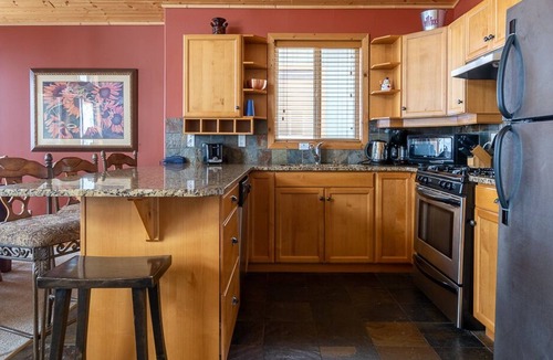 Snow Pine Estates Ski Chalet | Silver Tip Chalet, direct ski in/ski out to Serwas, Private hot tub, fireplace